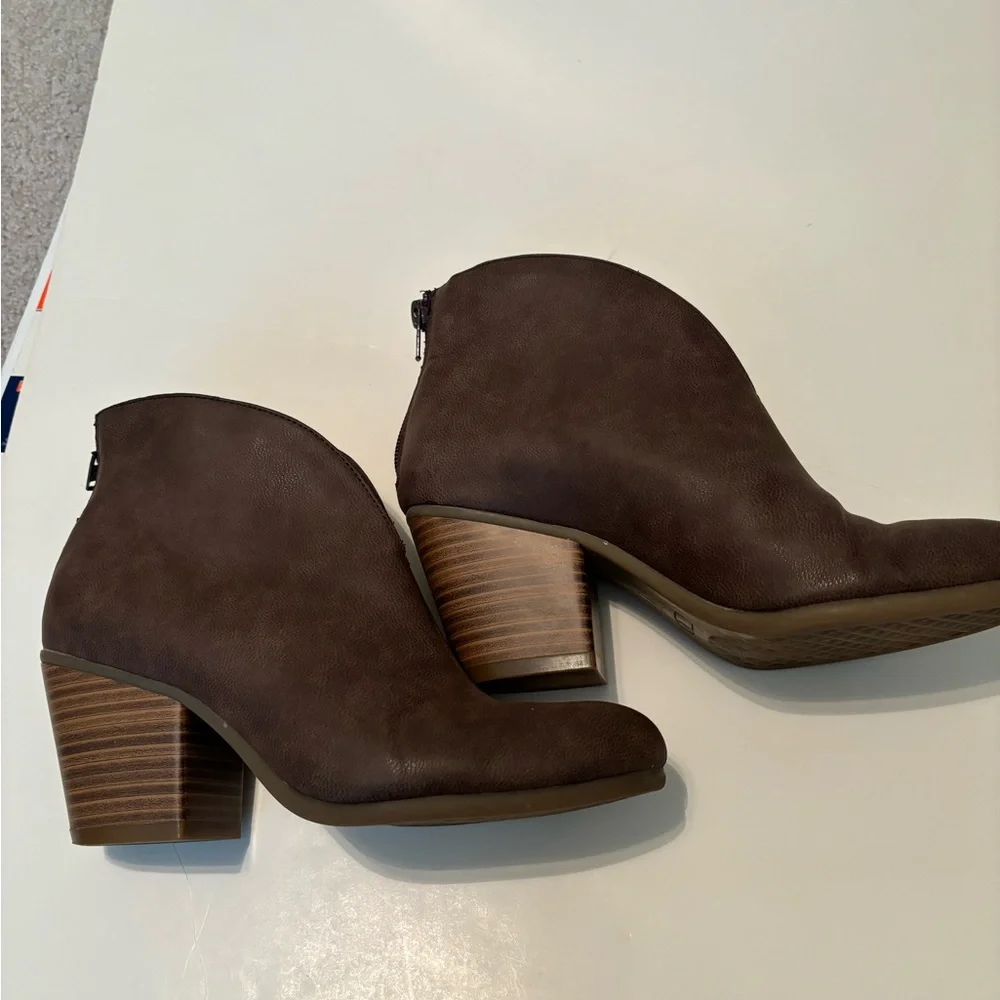 A2 by AEROSOLES Taupe Zip Back Heeled Ankle Boots Size 7